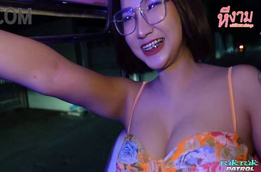 หนังโป๊ไทย 18+ TukTukPatrol – SomSom น้องส้มส้ม สาวลีลาแจ่มๆ มาจับเย็ดเสียวกับแฟนหนุ่มฝรั่ง มาแหวกขาซอยหีกันโครตดี ลีลาอย่างมันส์ โดนท่าหมาเข้าไปแบบร้องเสียวลั่นห้อง